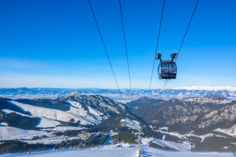 的上衣冬天山<strong>阳光</strong>明媚的天气<strong>小屋</strong>的滑雪电梯对的蓝色的天空滑雪山坡上下面上衣的冬天山和的<strong>小屋</strong>摩天大楼