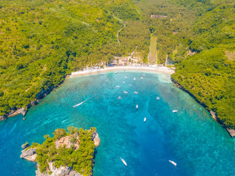 印尼热带湾阳光明媚的天气旅游<strong>度假</strong>胜地的丛林海滩和真实的船空中视图小<strong>度假</strong>胜地热带湾空中视图