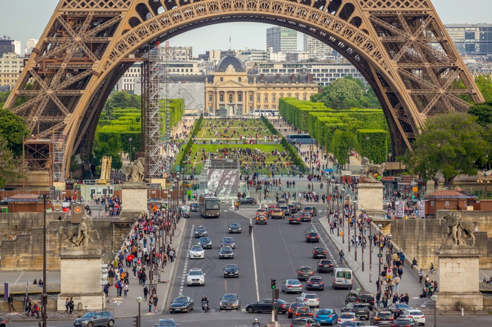 法国巴黎埃菲尔铁塔塔和冠军3许多游客和汽车游客和汽车附近的埃菲尔铁塔塔
