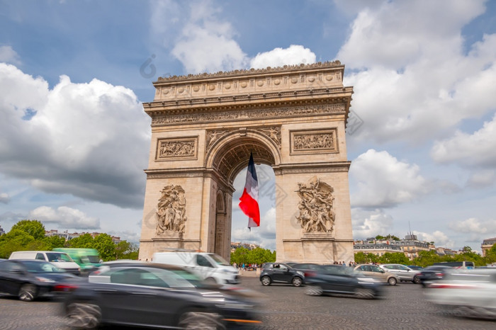 法国巴黎广场周围的弧凯旋门重交通云运行快一天交通附近的弧凯旋门