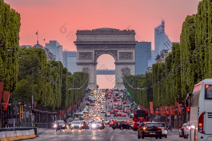 法国巴黎密集的交通的冠军elysees凯旋拱粉红色的日落冠军elysees和的弧凯旋门在粉红色的日落