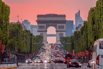 法国巴黎密集的交通的冠军elysees凯旋拱粉红色的日落冠军elysees和的弧凯旋门在粉红色的日落