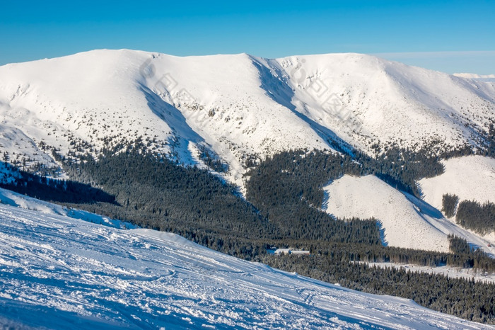 斯洛伐克低基自由滑雪滑雪坡和雪冬天山峰阳光明媚的天气自由滑雪坡的背景雪山