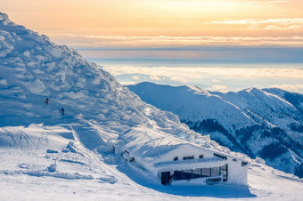 冬天山峰山的阳光明媚的早....光雾的山谷雪咖啡馆和两个认不出来游客冬天高地咖啡馆和早....在的上衣的山