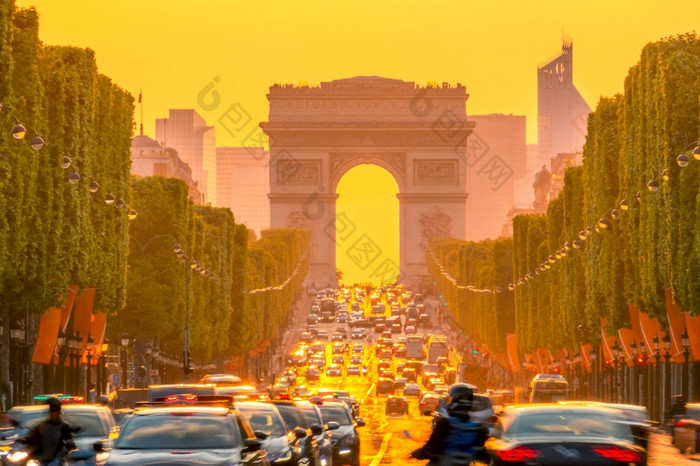 法国巴黎密集的交通的冠军elysees凯旋拱背景橙色日落橙色日落的冠军elysees