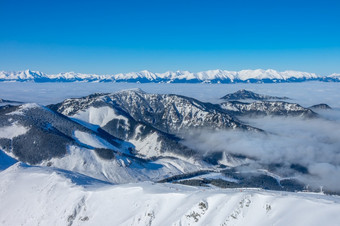 滑雪度假胜地明亮冬天斯洛伐克全景视图从的前的白雪覆盖的山和雾的山谷冬天山山峰阳光明媚的天气
