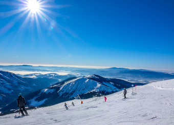 <strong>滑雪</strong>度假胜地明亮冬天斯洛伐克全景视图从的前的白雪覆盖的山和<strong>滑雪</strong>坡与<strong>滑雪</strong>者冬天太阳在<strong>滑雪</strong>运行和山山峰