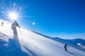 阳光明媚的天气的<strong>滑雪</strong>度假胜地强大的风吹雪下来陡峭的坡多个<strong>滑雪</strong>者<strong>滑雪</strong>者和暴雪的<strong>滑雪</strong>坡