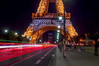 法国晚上的脚的埃菲尔铁塔塔重交通和国人民的耶拿桥埃菲尔铁塔塔和许多灯晚上交通