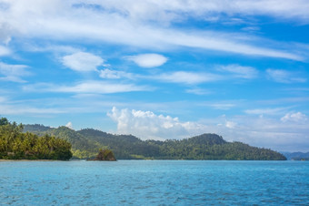 印尼阳光明媚的热带岛屿云的蓝色的天空丛林的热带岛屿和云