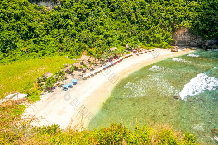 空桑迪海滩与太阳雨伞热带岛丛林小热带桑迪海滩与太阳雨伞