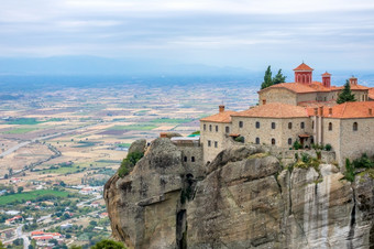 希腊夏天一天迈泰奥拉修道院高悬崖以上的小镇和字段修道院高悬崖以上的小镇和字段