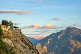 希腊夏天晚上迈泰奥拉山顶露台和岩石修道院俯瞰的山山峰露台的前的山的晚上希腊迈泰奥拉