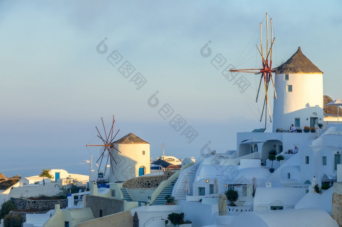 希腊锡拉岛圣托里尼岛白色房子和风车山腰的aio小镇风车和白色房子山腰圣托里尼岛