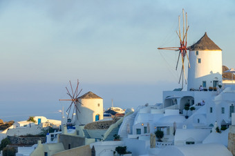 希腊锡拉岛圣托里尼岛白色房子和风车山腰的aio小镇风车和白色房子山腰圣托里尼岛