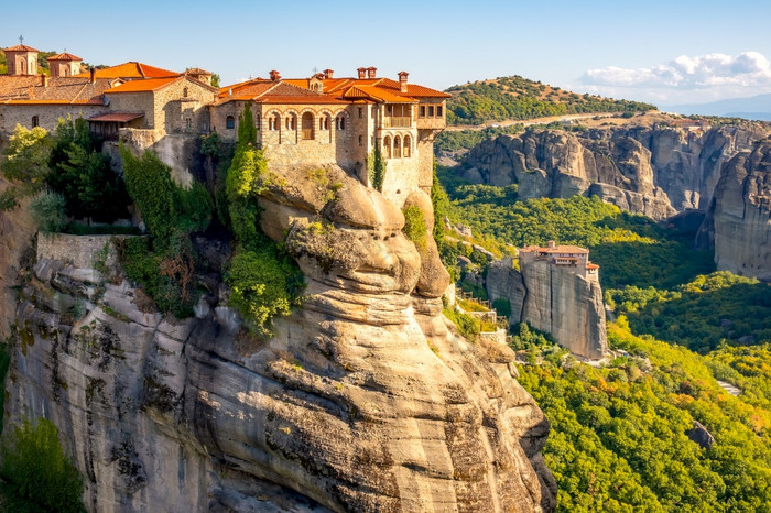 希腊阳光明媚的夏天一天迈泰奥拉修道院与红色的屋顶的岩石岩石修道院阳光明媚的一天