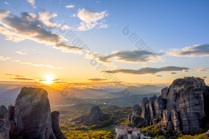 希腊夏天日落迈泰奥拉修道院的岩石上市联合国教科文组织希腊岩石修道院日落