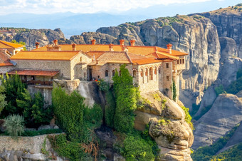 <strong>希腊</strong>清晰的夏天一天迈泰奥拉几个建筑<strong>岩石</strong>修道院与红色的屋顶对伟大的石头<strong>希腊岩石</strong>修道院在绿色树阳光明媚的一天