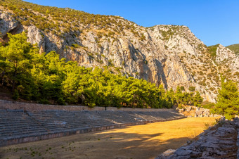 希腊特尔斐小古老的体育场的脚的山夏天阳光明媚的一天古老的希腊体育场的脚的山
