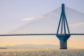希腊桥里翁抗尿酸高桥塔的斜拉桥桥在的海湾哥林多和电动机船阳光明媚的一天桥塔的斜拉桥桥和电动机船阳光明媚的一天
