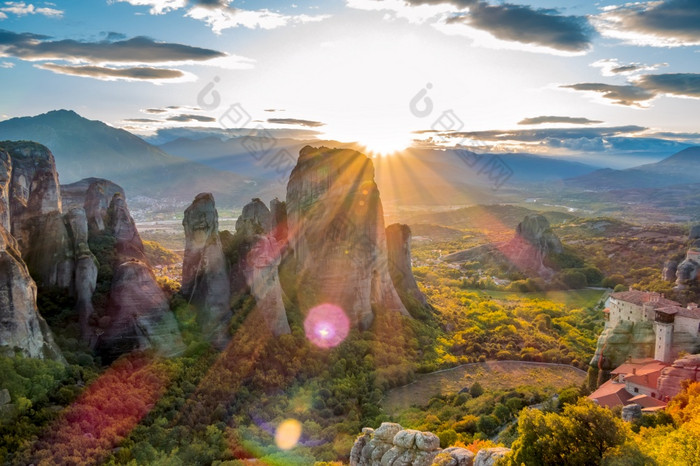 希腊迈泰奥拉修道院的岩石上市联合国教科文组织夏天日落希腊修道院的岩石日落