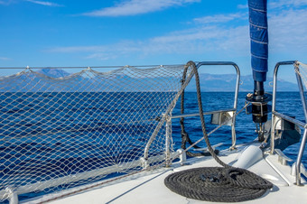航行游艇的平静海游艇弓绳子和云的蓝色的天空弓航行游艇和黑色的绳子