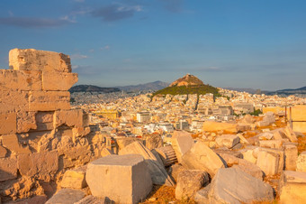 希腊日落雅典大理石废墟的前景视图从高点城市屋顶和利卡维多斯山大理石废墟和利卡维多斯山视图雅典日落