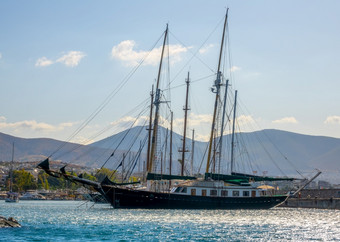 希腊阳光明媚的夏天一天游艇俱乐部和老two-masted游艇游艇俱乐部和老two-masted游艇