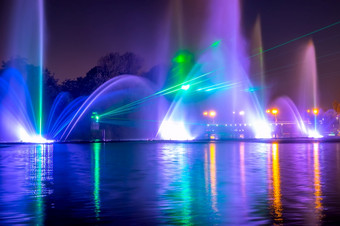 好夏天晚上颜色喷泉和激光显示彩色的喷泉夏天晚上