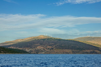 希腊科林斯人的海湾丘陵海岸与山顶风农场视图从的船海湾哥林多和山顶风农场