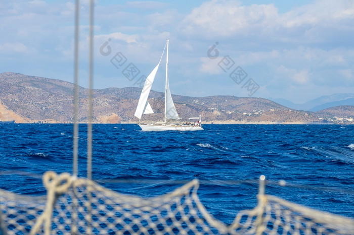 航行游艇的背景的地中海海岸视图从的一边另一个游艇栏杆和人出焦点航行游艇的背景的地中海海岸