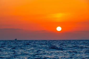 无限的海令人难以置信的橙色日落小货船船的地平线海日落的无限的海