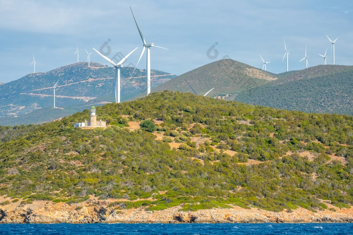 希腊丘陵海岸的海湾哥林多阳光明媚的天气老灯塔建筑和许多风农场灯塔和风农场丘陵海岸