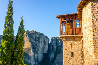 希腊夏天阳光明媚的一天迈泰奥拉片段修道院建筑与阳台和绳子梯阳台在岩石喉咙阳光明媚的天气