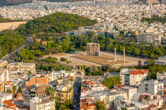 希腊阳光明媚的一天雅典空中视图的奥运寺庙宙斯和城市屋顶空中视图的奥运寺庙宙斯雅典