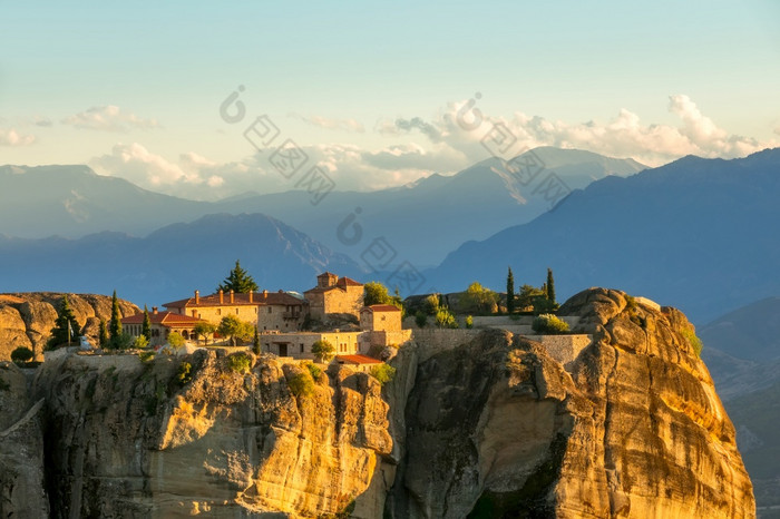 希腊夏天日落迈泰奥拉岩石修道院的背景山山峰日落光岩石修道院