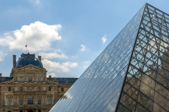 法国阳光明媚的一天的巴黎院子里的罗浮宫博物馆老外观和现代玻璃<strong>金字塔</strong>外观的罗浮宫博物馆和的玻璃<strong>金字塔</strong>