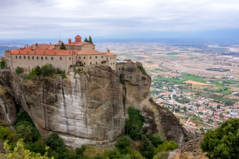 希腊夏天一天迈泰奥拉修道院高悬崖以上的小镇修道院高悬崖以上的小镇