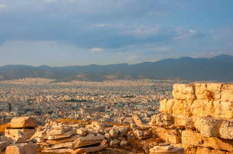 希腊日落雅典大理石废墟的前景视图从高点城市屋顶大理石废墟和视图雅典日落