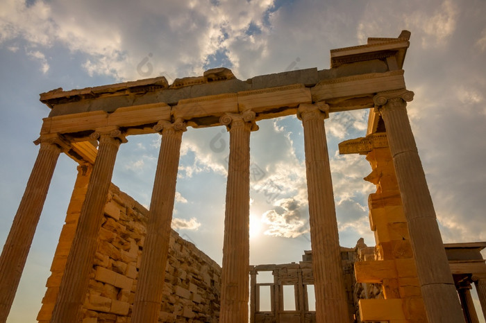 希腊部分的外观古老的寺庙和的阳光雅典废墟古老的希腊寺庙与阳光明媚的天空