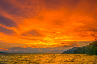 印尼<strong>热带海洋海岸</strong>令人惊异的颜色天空后日落<strong>海洋</strong>日落和<strong>热带海岸</strong>