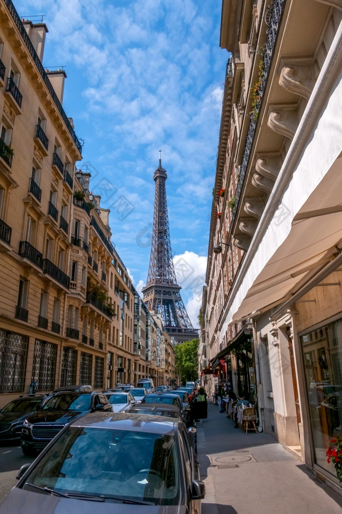 法国阳光明媚的夏天一天巴黎许多汽车和街咖啡馆埃菲尔铁塔塔远走了埃菲尔铁塔塔的结束的狭窄的街巴黎