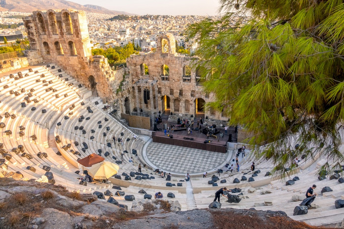 希腊夏天阳光明媚的一天雅典彩排现代音乐会剧场希 律阿提克斯彩排现代音乐会古老的希腊剧院