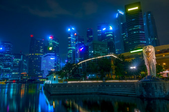 新加坡晚<strong>上市</strong>中心与摩天大楼和鱼尾狮新加坡市中心与鱼尾狮晚上