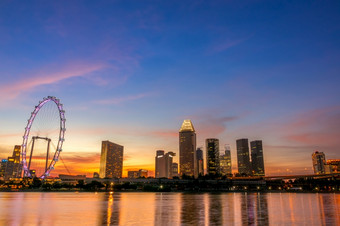 新加坡金小时日落市中心摩天轮和摩天大楼《暮光之城》在新加坡和摩天轮