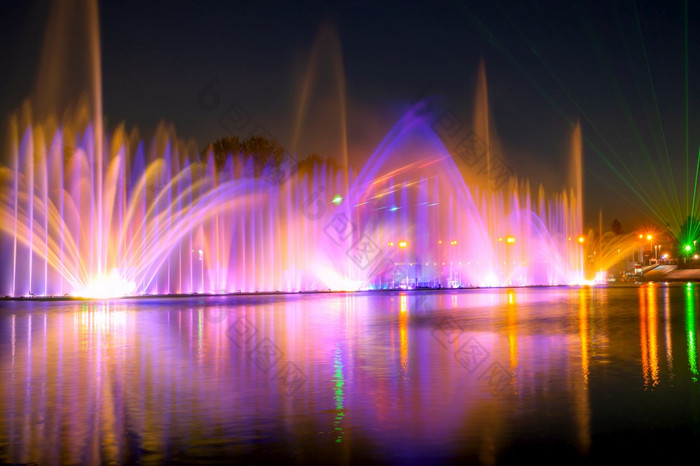 夏天晚上激光显示和颜色喷泉彩色的喷泉夏天晚上