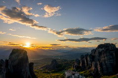 希腊夏天日落在谷的岩石修道院迈泰奥拉附近卡兰巴卡和阳光《暮光之城》和太阳集在的迈泰奥拉谷