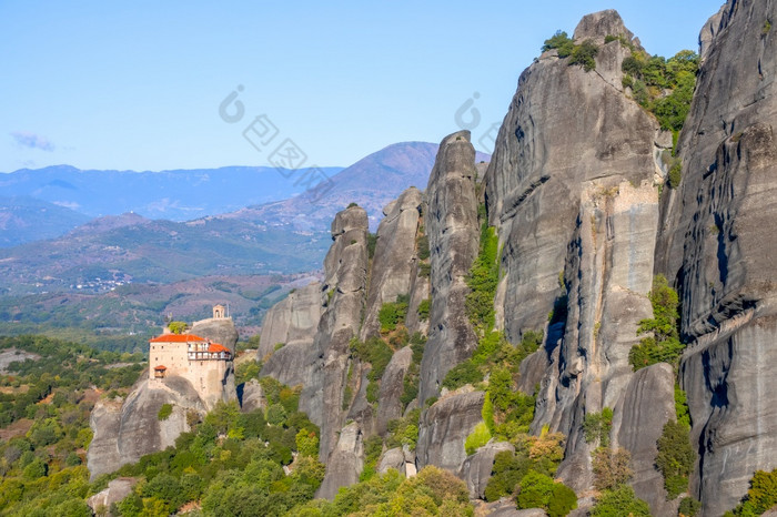 希腊阳光明媚的万里无云的一天在的卡兰巴卡谷山纯粹的墙和迈泰奥拉岩石修道院山墙和修道院的悬崖