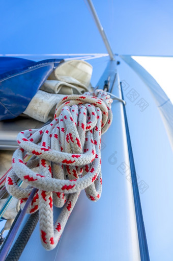 底视图的桅杆航行游艇汉克绳子和其他索具蓝色的天空桅杆航行游艇与绳子和蓝色的天空