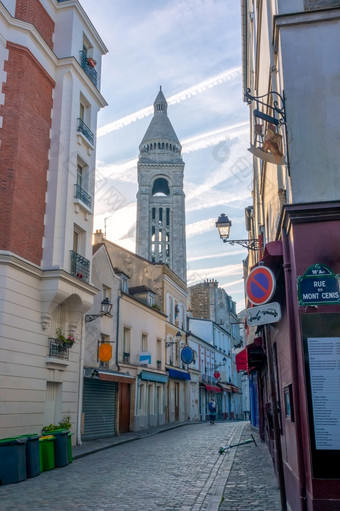 法国阳光明媚的夏天一天巴黎狭窄的街与鹅卵石人行道上没有汽车的老高贝尔塔狭窄的巴黎街没有汽车夏天一天